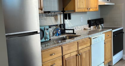 Cute and Close to Downtown! Off street parking w/ short walk to Academy/Stadium