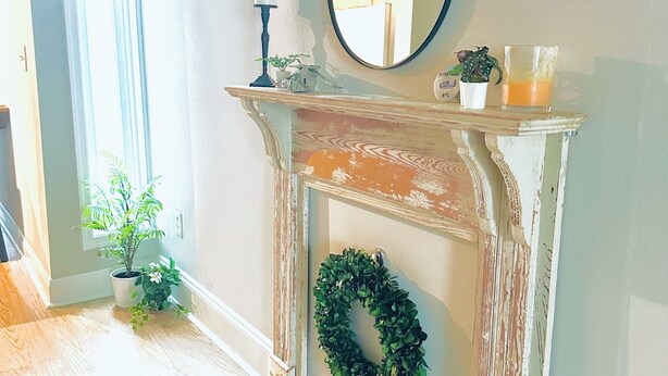 A room with a fireplace, a mirror, a wreath, and a potted plant. - Cute and Close to Downtown! Off street parking w/ short walk to Academy/Stadium (Annapolis)
