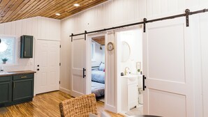 2 soverom, strykejern/-brett, reiseseng for barn og wi-fi (inkludert)