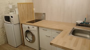 Réfrigérateur, micro-ondes, plaque de cuisson, bouilloire électrique