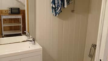 Douche, serviettes fournies, papier toilette