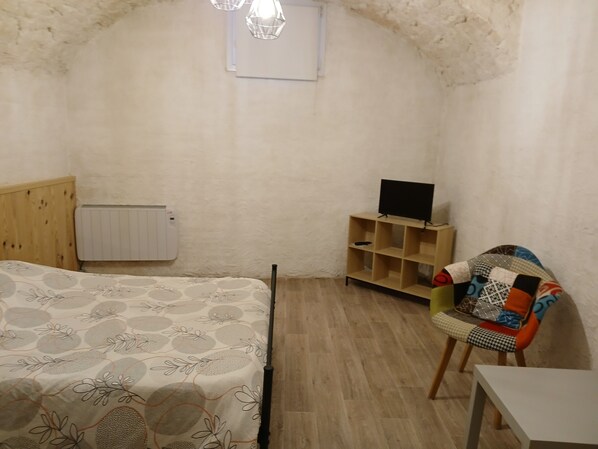 1 bedroom, bed sheets