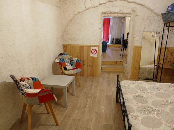1 bedroom, bed sheets