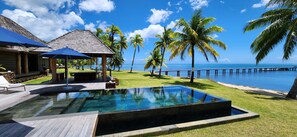 Outdoor pool - Spectacular seafront property with swimming pool and private pontoon. (Uturoa)