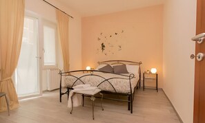 3 室のベッドルーム、デスク、アイロン / アイロン台、旅行用ベビーベッド