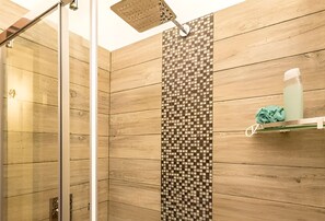 シャワー、ヘアドライヤー、ビデ、タオル