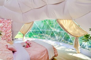 1 bedroom, Internet, bed sheets - Rosé All Day Geodome - Unique Escapes "Rosé All Day" Dog Friendly Geodome (Monticello)