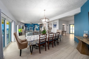 Dining - 4BR - centrally located & mins. from Magen's Bay! (Charlotte Amalie)