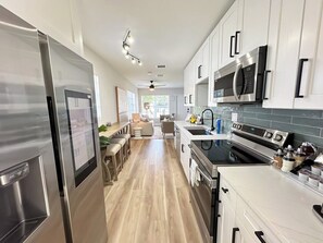 Frigorifero, microonde, forno, piano cottura