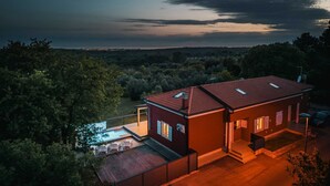 A modern house with a swimming pool, surrounded by trees. - Villa Lutoma-2 BD villa with pool and playground (Umag)