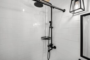 Een douche, een haardroger, handdoeken, zeep