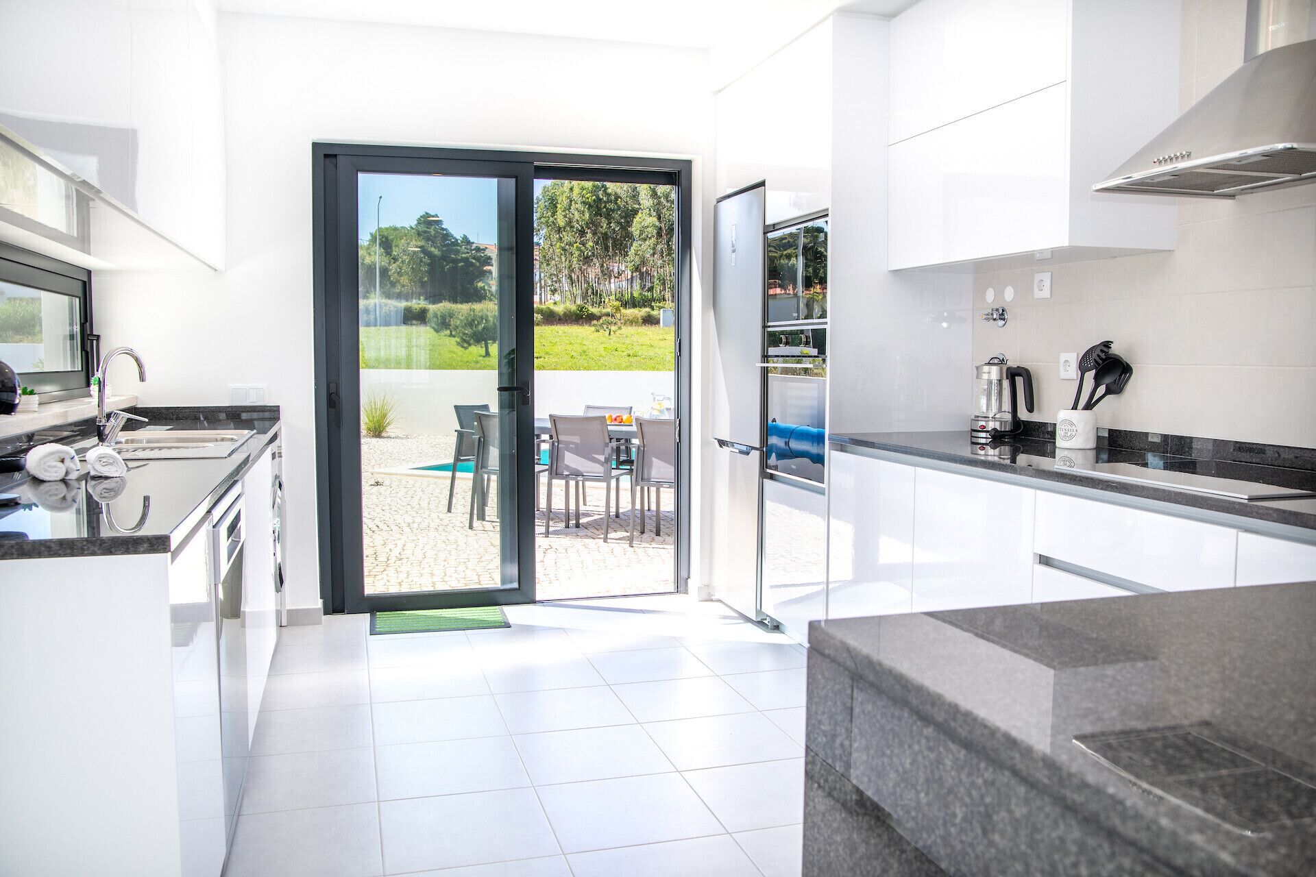 Refrigerador, horno, lavavajillas y cafetera y tetera 