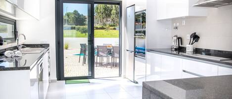 Fridge, oven, dishwasher, coffee/tea maker