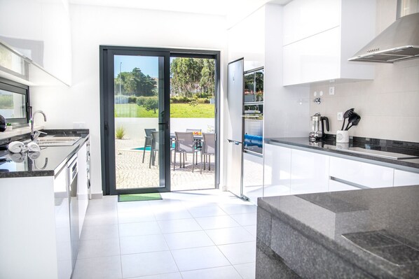 Fridge, oven, dishwasher, coffee/tea maker