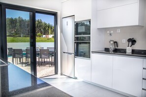 Frigorífic, forn, rentaplats i cafetera i tetera 