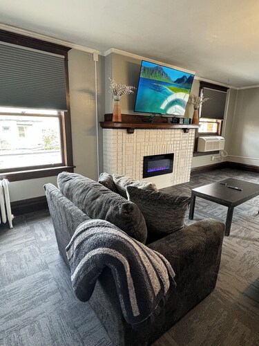 Historic Downtown Apt steps from eateries & WVU