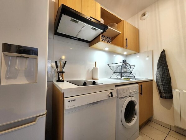 Refrigerador, microondas, placa de cocina, lavavajillas