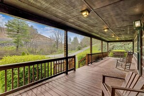 Terrace/patio - Creekside Cabin Near Town (Fleetwood)
