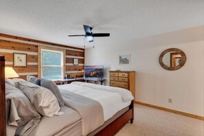 2 habitaciones, escritorio y tabla de planchar con plancha 