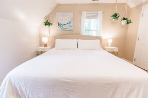 4 chambres, bureau, fer et planche à repasser, lit parapluie