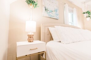 4 chambres, bureau, fer et planche à repasser, lit parapluie