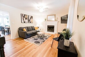 TV connectée, cheminée, espaces bureaux, écrans d'ordinateur