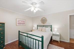 4 bedrooms, desk, iron/ironing board, travel crib - Charming 4BR ★ Family-Friendly ★ w/Backyard ★ (Raleigh)