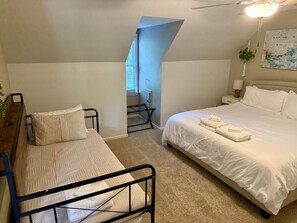 4 室のベッドルーム、デスク、アイロン / アイロン台、旅行用ベビーベッド