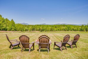 Property grounds - Redwing Farm Cottage, Mountain Views and Firepit! (Bedford)