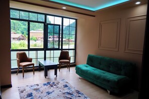 Suite panoràmica | Sala d'estar | Televisor LED de 43 polzades amb canals per satèl·lit