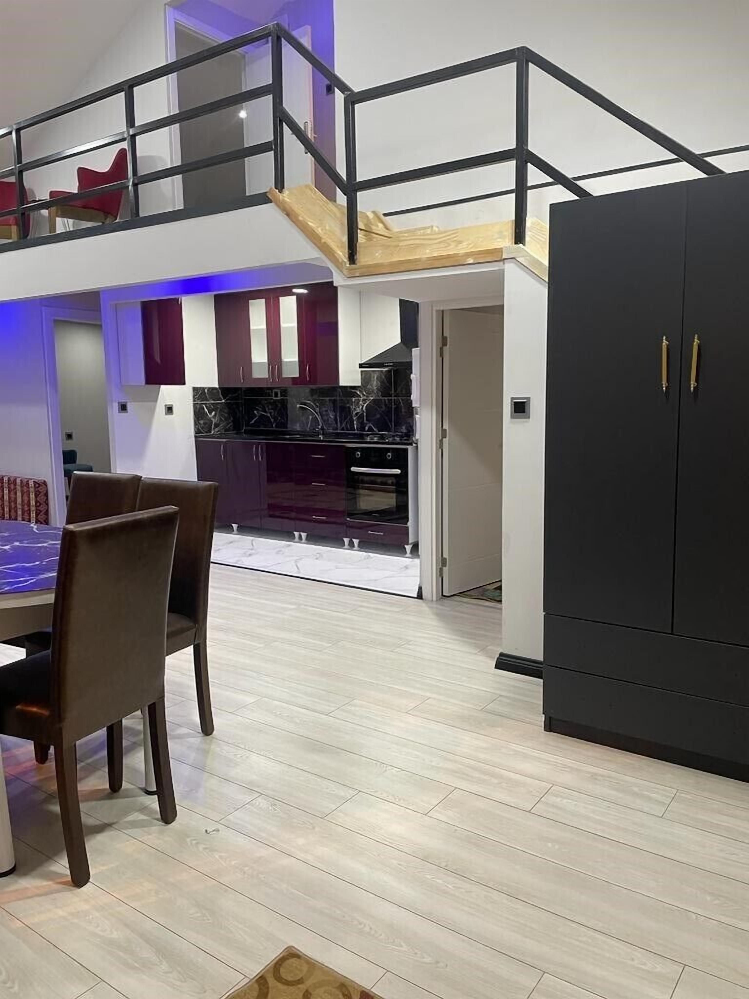 Family Duplex, Garden Area | Ruang tamu | 43 inci televisyen LED dengan satelit 