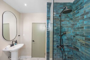 Douche, sèche-cheveux, serviettes fournies, savon