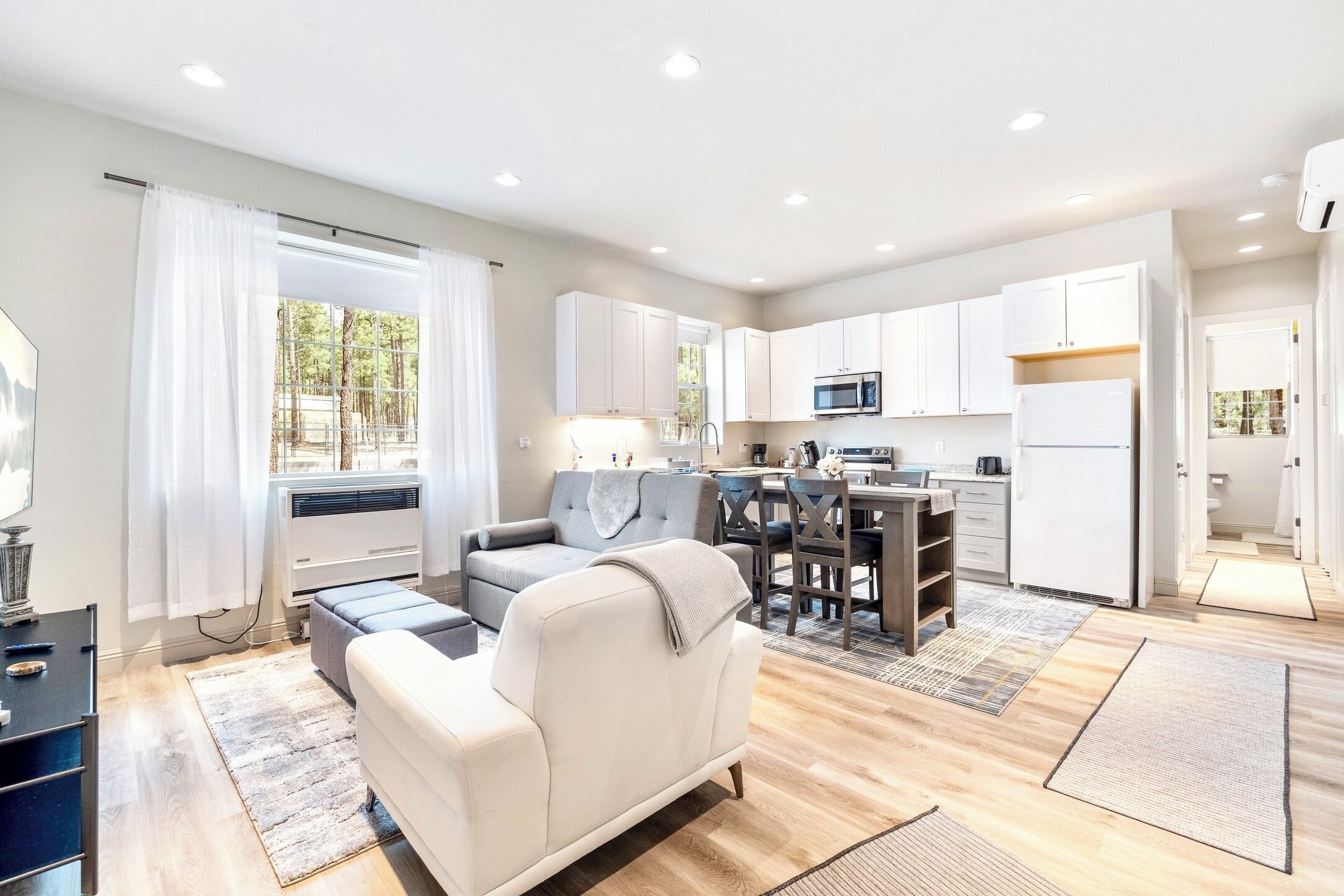Modern Private Getaway in the Heart of Lakeside!