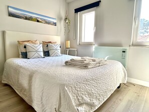 Escritorio, cuna de viaje, wifi gratis y ropa de cama 