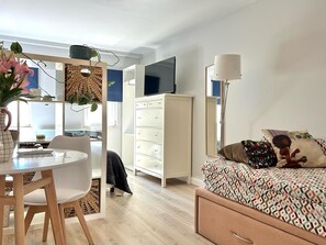 Smart TV - Villa Medusa - Studio Polvo (Parede)