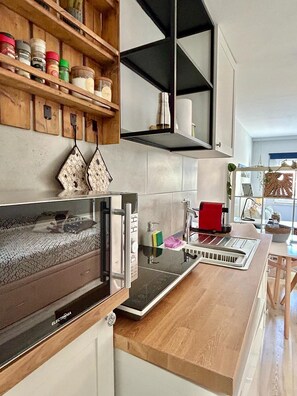 Fridge, microwave, stovetop, coffee/tea maker - Villa Medusa - Studio Polvo (Parede)