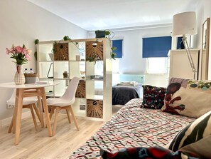 Schreibtisch, Reisekinderbett, kostenloses WLAN, Bettwäsche