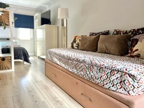 Escritorio, cuna de viaje, wifi gratis y ropa de cama 