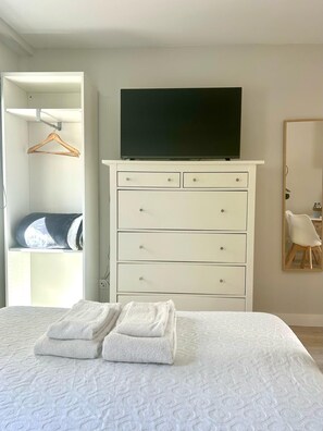 Desk, travel cot, free WiFi, bed sheets