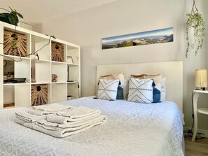 Desk, travel cot, free WiFi, bed sheets - Villa Medusa - Studio Polvo (Parede)