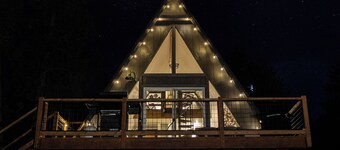 -Into the Woods A-Frame- Hot Tub- Fire Pit-