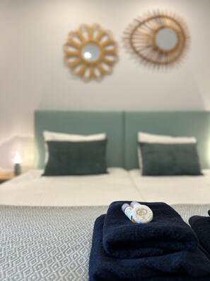 1 habitación, tabla de planchar con plancha y cuna de viaje 