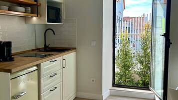 Coffee/tea maker, fridge, microwave, stovetop