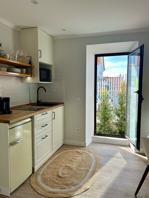 Refrigerador, microondas, parrilla de estufa y cafetera y tetera 