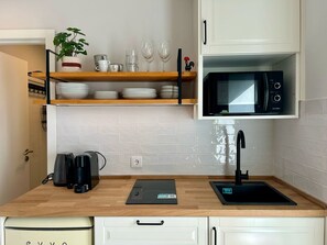 Réfrigérateur, micro-ondes, plaque de cuisson, cafetière/bouilloire