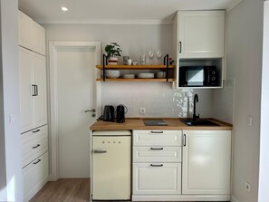 Kühlschrank, Mikrowelle, Herdplatte, Wasserkocher mit Kaffee-/Teezubehör