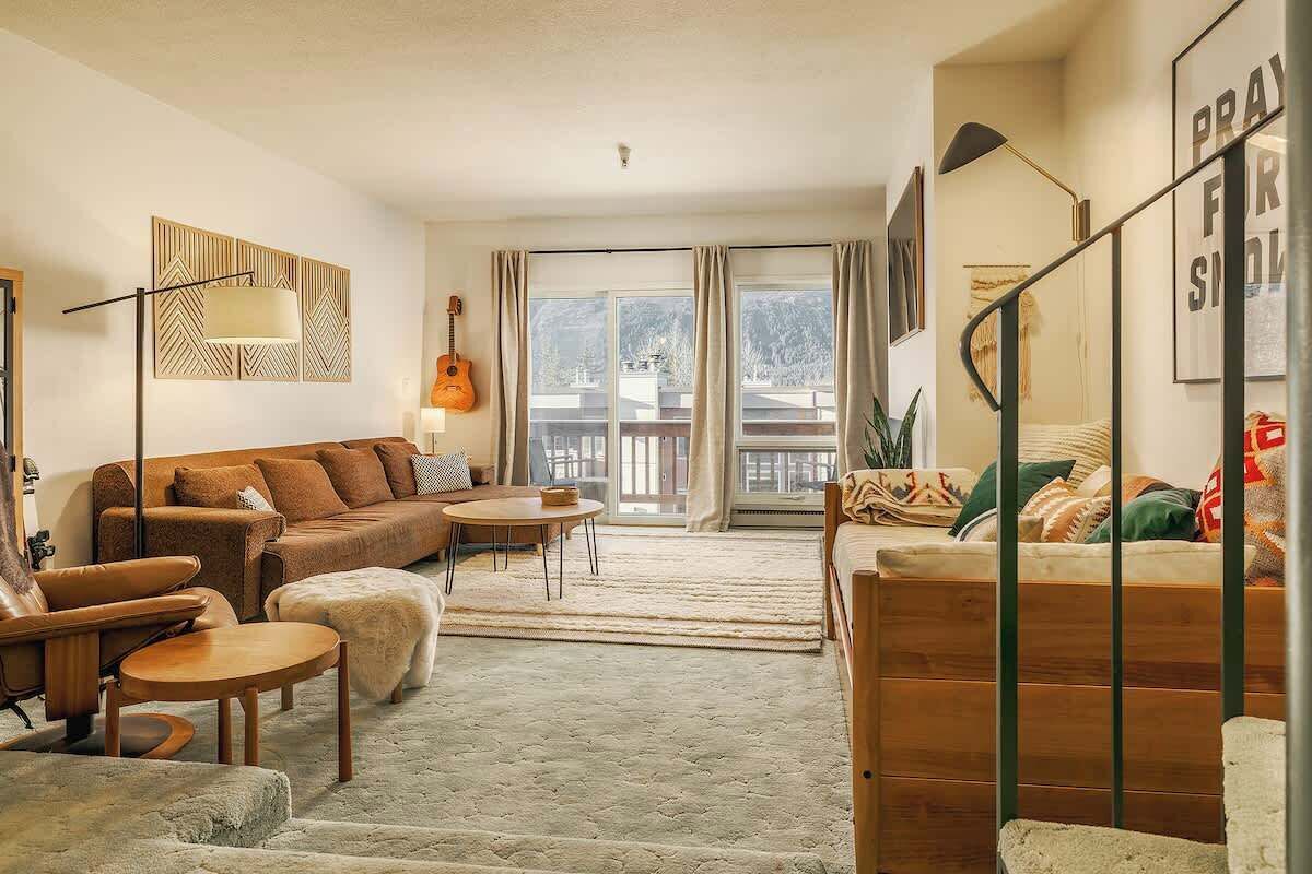 TV, peis, bøker og kontorer