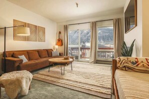 TV, fireplace, books, offices - Alpine Charm By Alyeska Sleeps 6 (Girdwood)