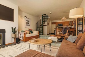 TV, fireplace, books, offices - Alpine Charm By Alyeska Sleeps 6 (Girdwood)