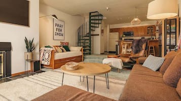 Fernseher, Kamin, Arbeitsbereiche